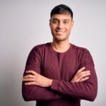 joven contento brazos cruzados